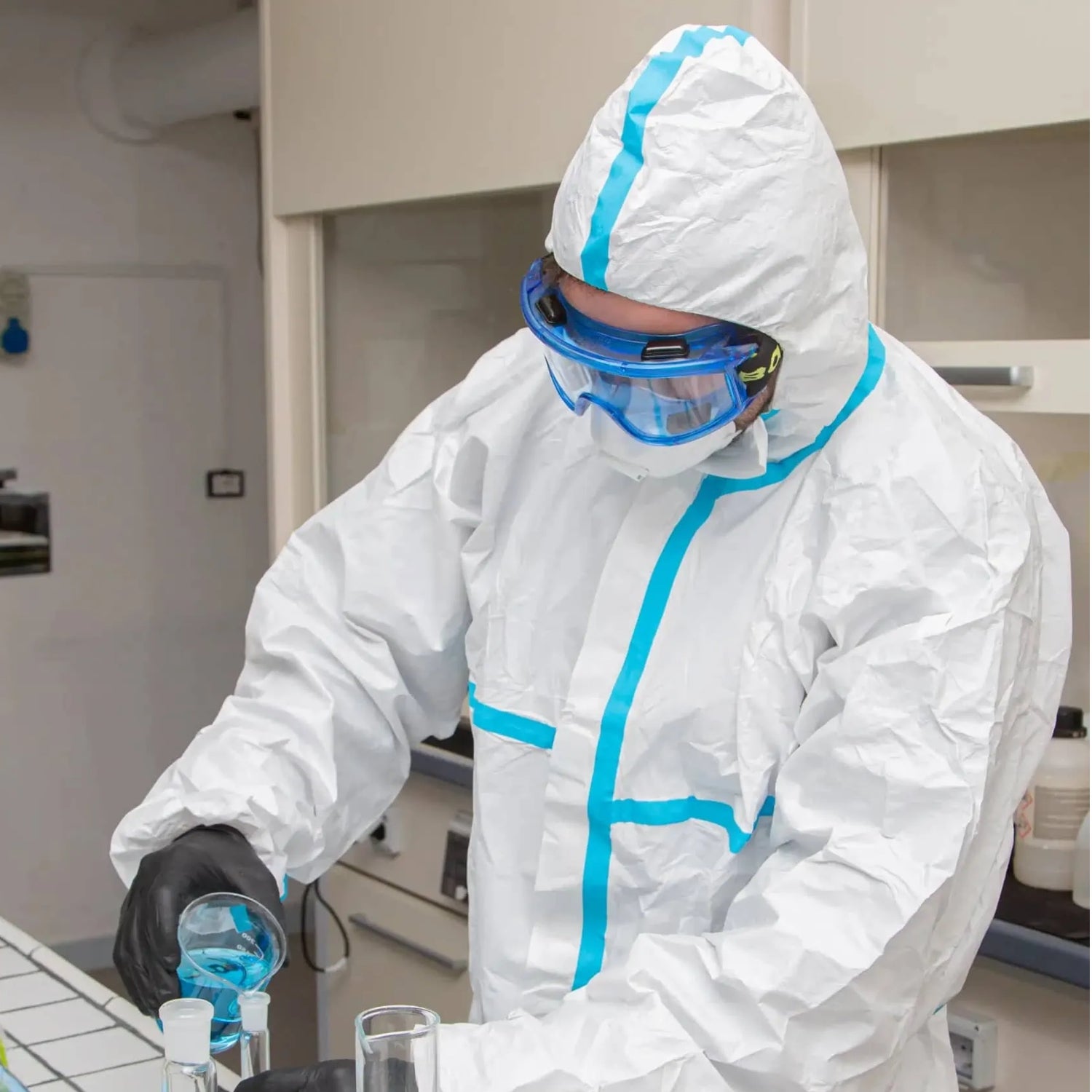 Tuta in 3° categoria, tipo 4, 5 e 6 con cuciture nastrate per protezione contro agenti chimici, alle polveri e protezione rischio biologico IC9045