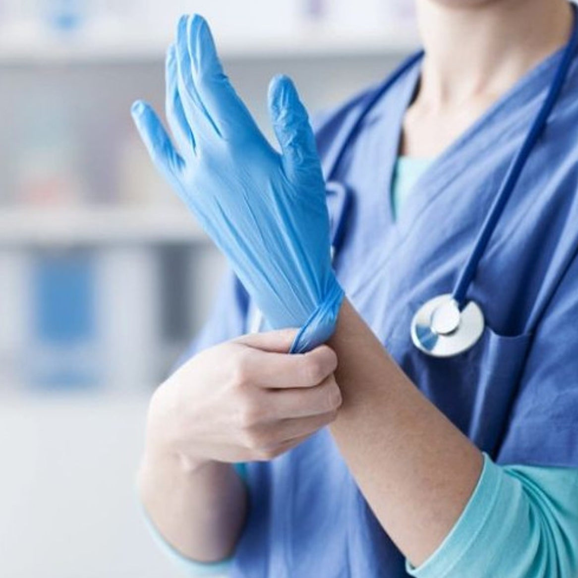 Operatore sanitario che indossa guanti monouso in nitrile blu Nitrylex Classic 888 Mercator